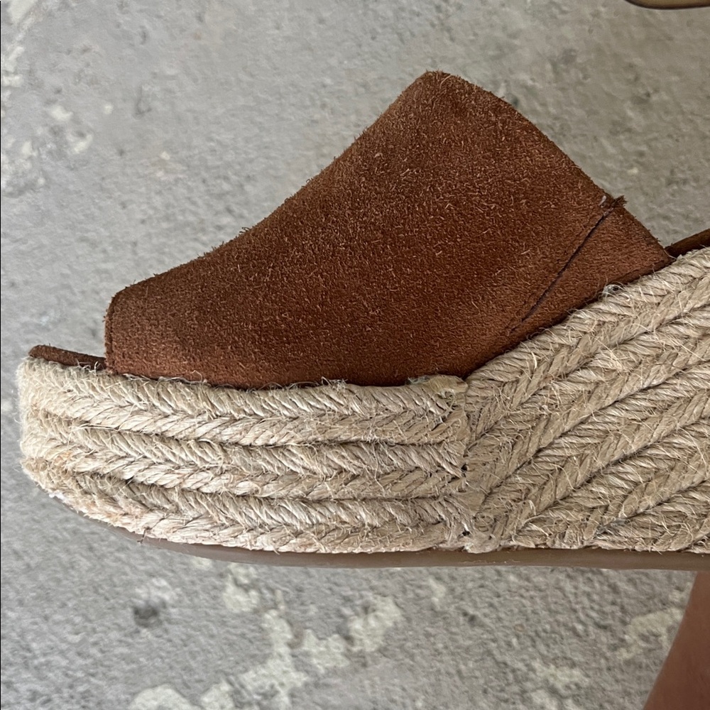 Worn once Marc Fisher brown and Cream sandals - Picture 9 of 16